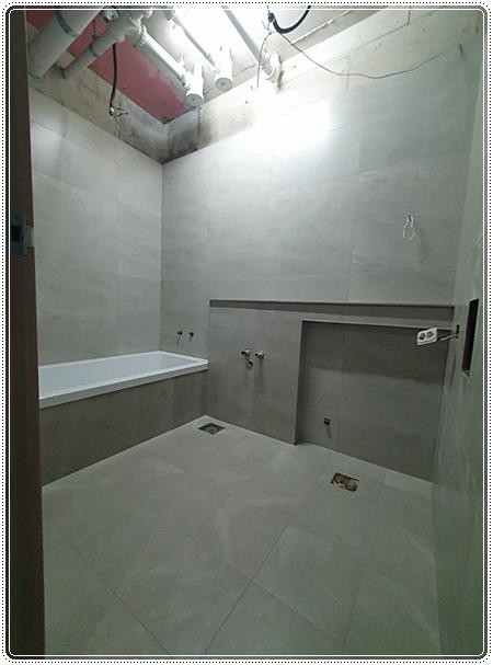 바닥 구배를 맞추며 타일을 올리는 과정