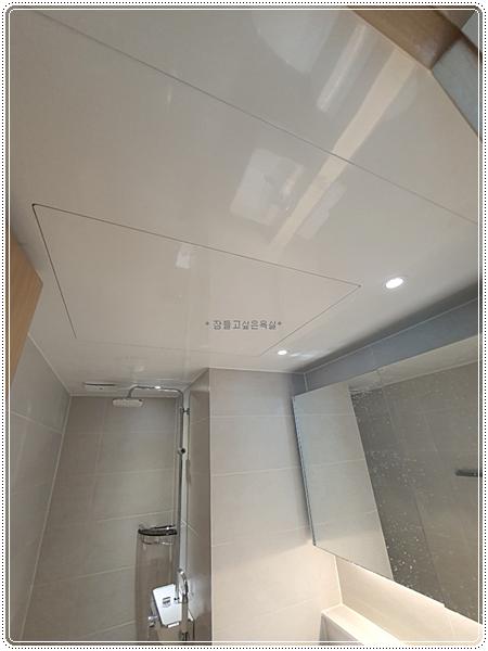 사각 점검구와 매립등이 있는 천장 근접컷