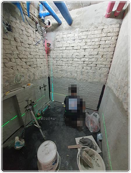 파이프와 공구들이 놓인 천장 노출 공간
