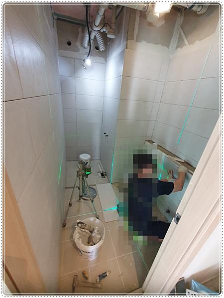 줄눈이 보이는 벽 타일 시공 과정