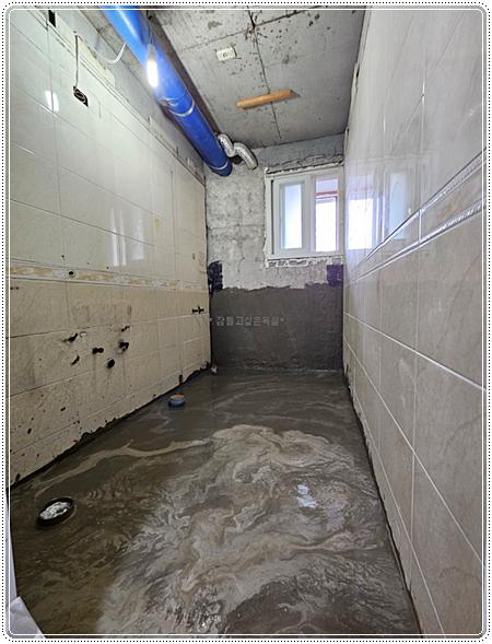 벽면 타일 부착과 천장 배관이 노출된 모습