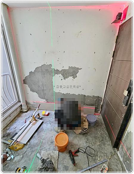 벽면 샌딩 작업을 위해 배치된 도구들