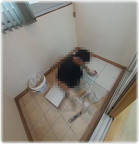청소 도구와 함께 메지 작업 중인 현관 바닥