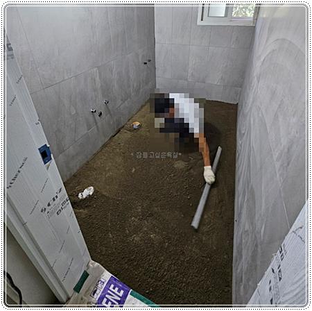벽면 타일을 부착 중인 작업 과정