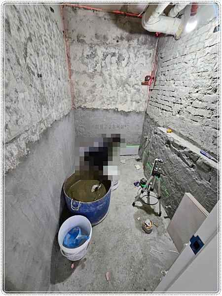 삼각대 측정기와 콘크리트 혼합물이 놓인 공간