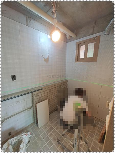 브라운 창호와 벽돌 벽이 보이는 기초 작업 단계