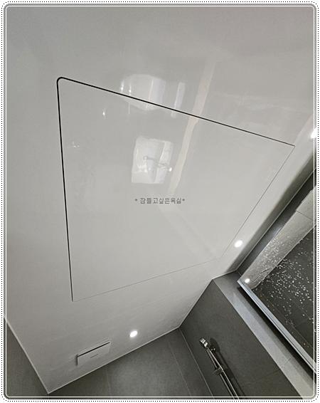매립등과 점검구가 설치된 욕실 천장 근접컷