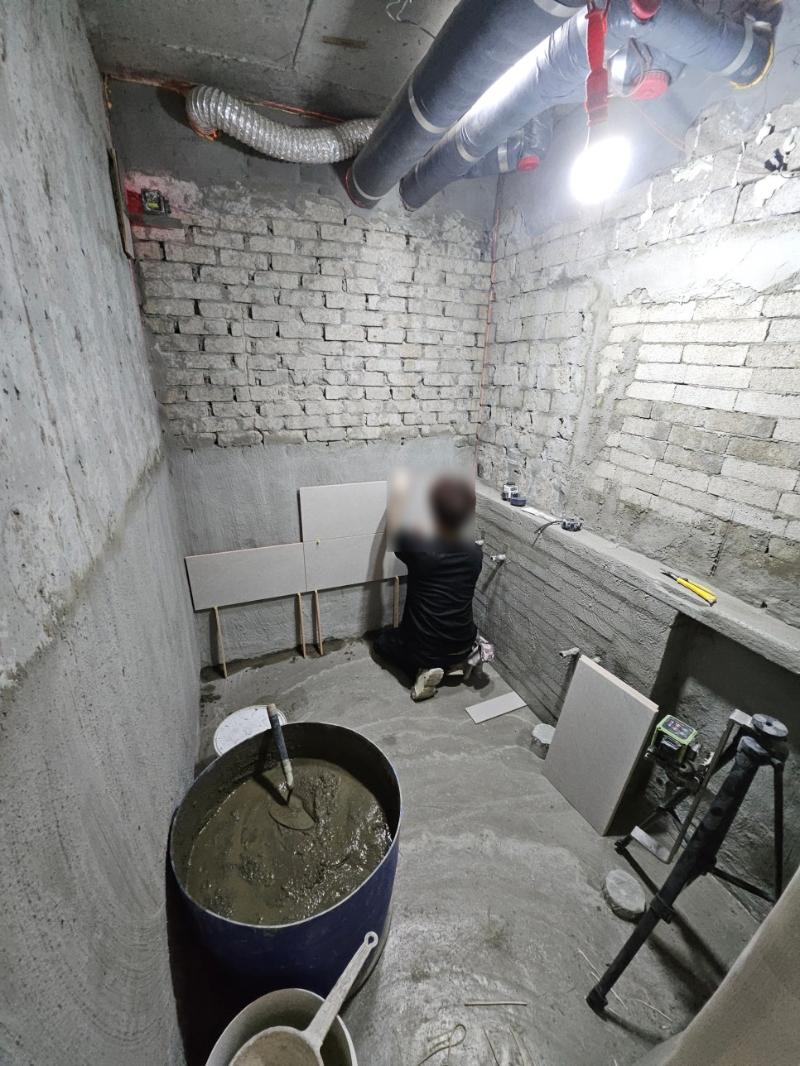 벽면 근처의 수공구와 소품