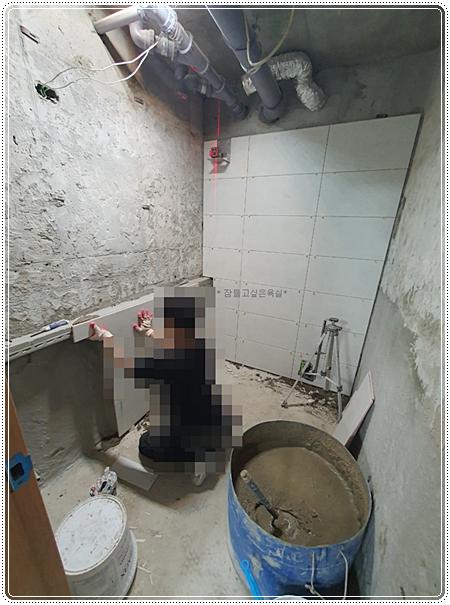 작업 중인 손과 수공구가 보이는 모습