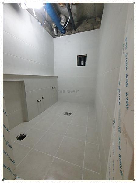 바닥 타일 시공을 위해 배선과 배관이 노출된 상태