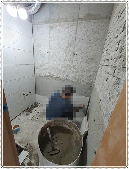 타일 시공 전 벽면과 천장 배관 상태