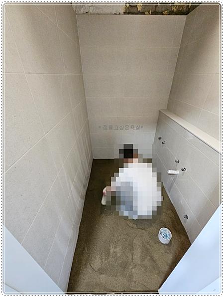 그레이 컬러 타일이 적용되었던 시공 전 모습