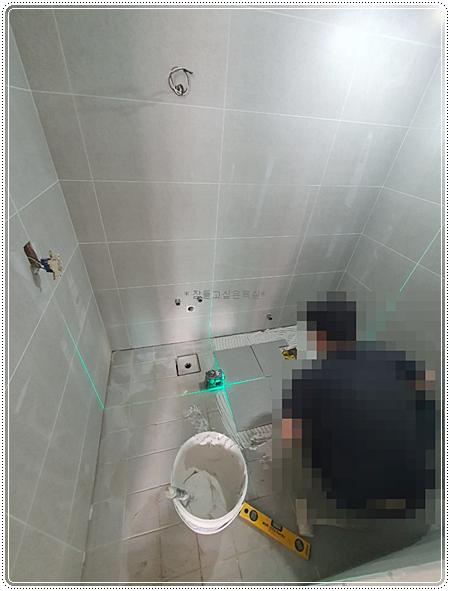 사각 점검구와 환풍기가 설치된 천장 근접 모습