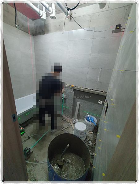 설비 배치를 확인하는 시공 중인 모습