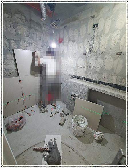벽면과 수공구가 보이는 작업 모습