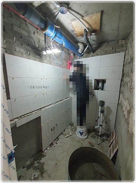 레이저 수평기를 이용한 벽타일 부착 작업