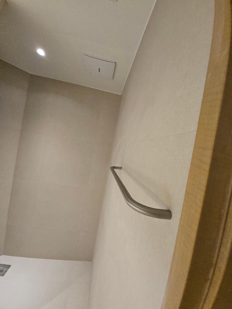 니켈 소재 액세서리가 부착된 벽면과 조명