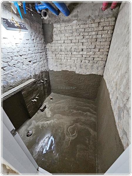 바닥에 물이 고여 있는 철거 후의 모습