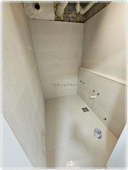 쿠사이를 활용해 수평을 맞추며 시공 중인 벽 타일