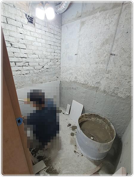 방수 처리를 위해 준비된 자재와 공사 현장