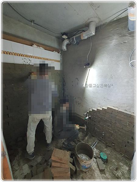벽면 근처의 소형 도구와 수공구