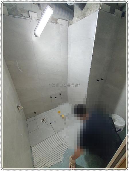 양변기와 벽 타일이 맞닿은 시공 모습