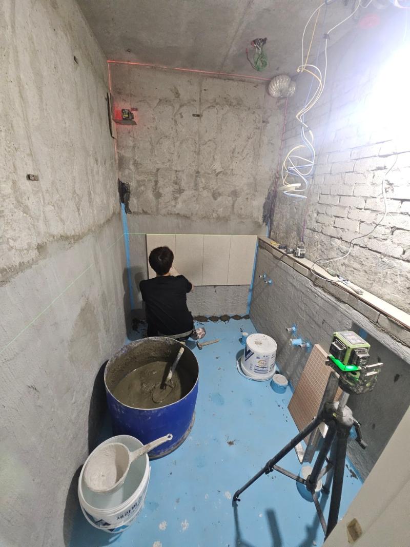 시공 장면과 병, 손잡이가 보이는 수공구가 보이는 모습