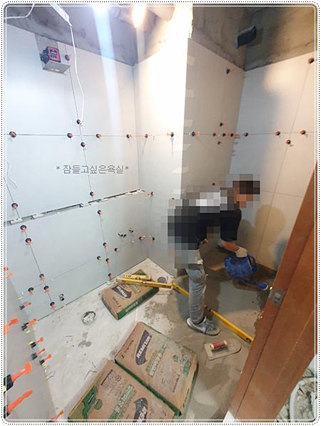벽면 근처의 작업 도구들