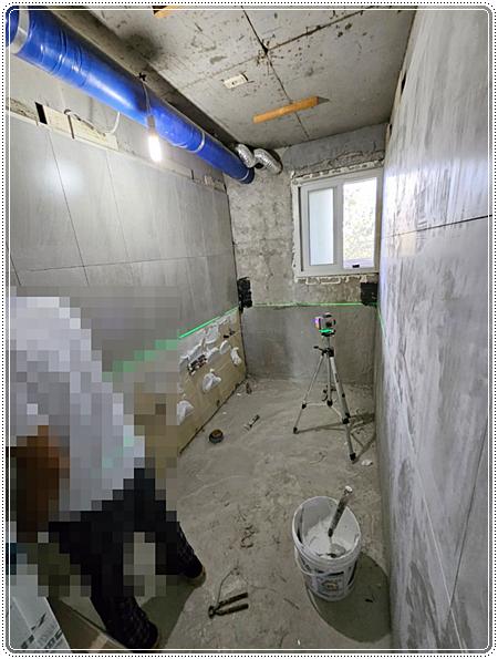 천장 배관과 흙바닥 상태의 작업 공간