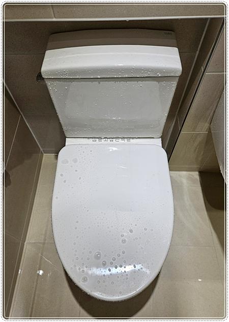 청소건이 함께 설치된 양변기 셋팅 모습