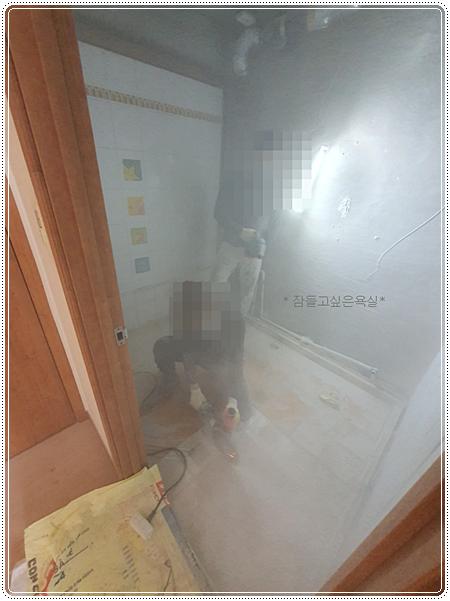 쿠사이를 활용해 벽 타일을 시공하는 모습