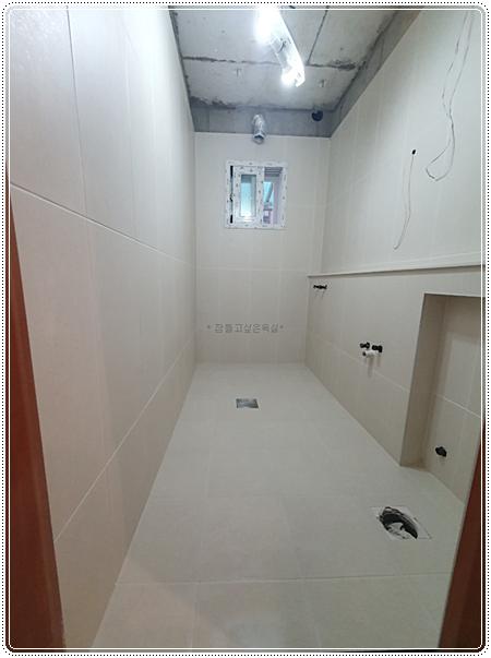 천장 전선 노출 및 바닥 배수구 확인 장면