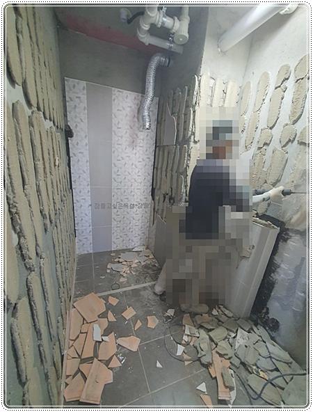 벽 타일이 철거되어 벽돌이 노출된 상태