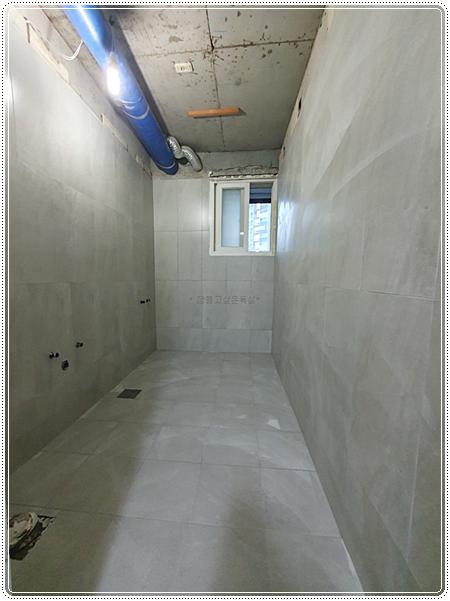 흰색 타일로 마감된 벽과 바닥의 모습