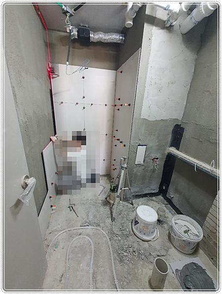 벽면 타일 위치를 잡기 위한 수공구 작업