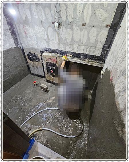 수공구와 소형 기기가 보이는 시공 장면