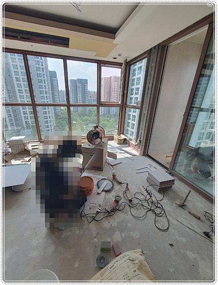 작업에 사용되는 수공구와 창호 주변의 모습