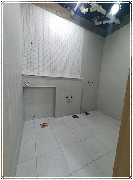 전기 박스와 수도관 연결구가 설치된 벽면