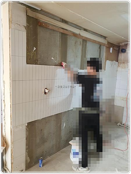 콘크리트 벽면에 타일이 부분적으로 부착된 상태