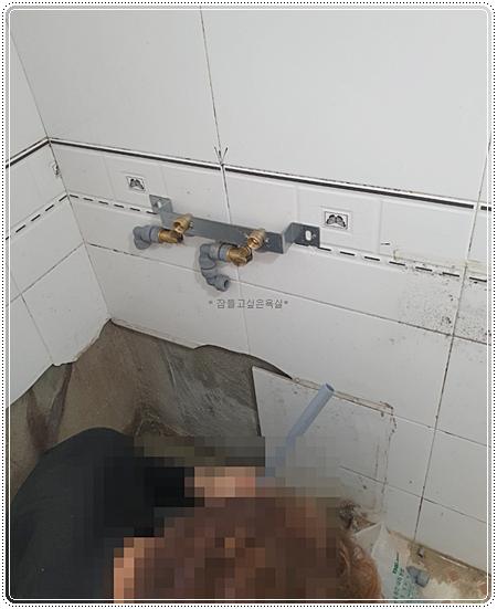 벽면 파이프 및 설비 기초 작업 모습