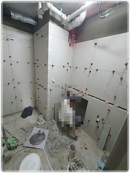벽면 상태를 확인하며 진행하는 기초 작업