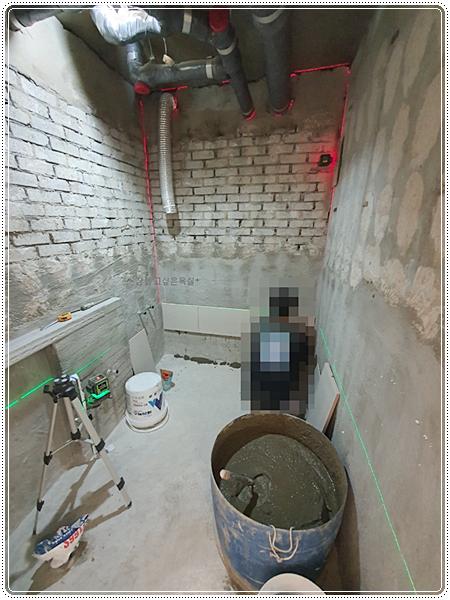 배관이 노출된 상태의 조적 및 설비 작업 현장