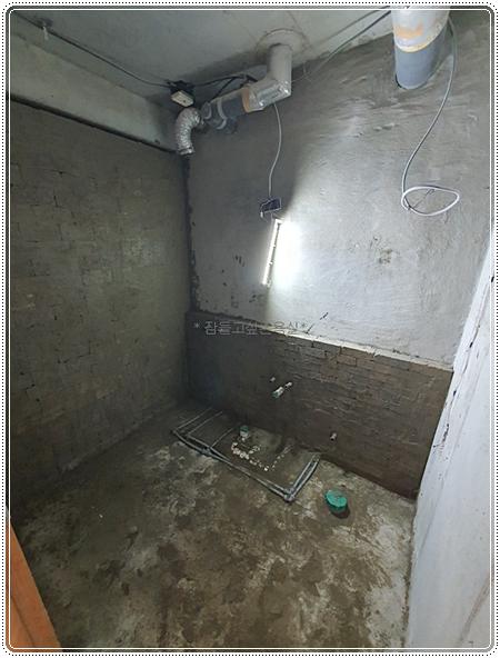 배관과 전선이 노출된 전면 철거 상태