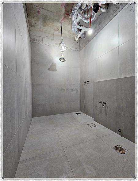 벽 타일 시공 중 줄눈이 보이는 모습