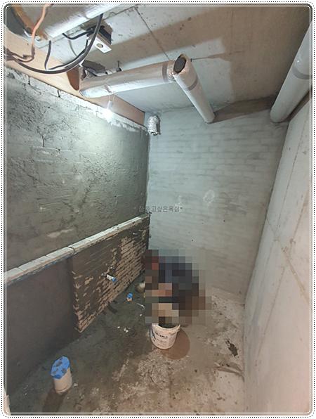 배수관 높이를 조절하기 위해 바닥면을 깊게 철거하는 모습