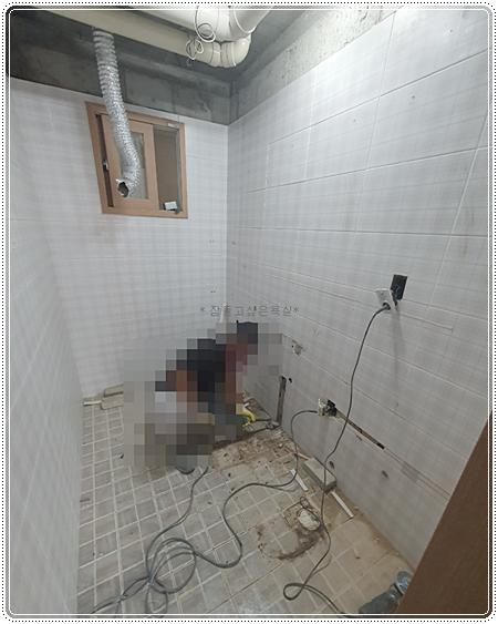 배관과 전선이 노출된 타일 시공 전 상태