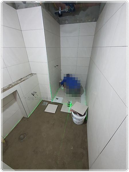 설비가 일부 보이는 시공 중인 욕실