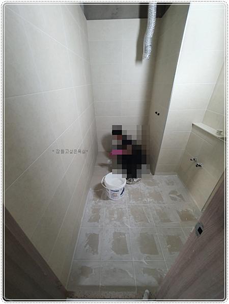 샤워 설비 주변의 벽 타일 시공 상태