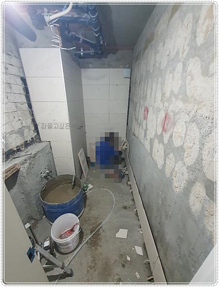 벽면 마감재 부착과 천장 배관 노출 상태