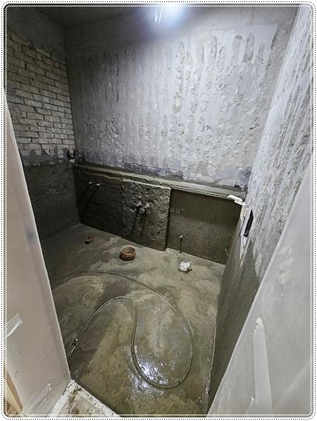 콘크리트 바닥면과 수도 설비가 노출된 기초 공사 단계